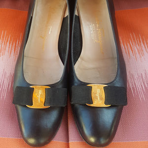 Salvatore Ferragamo 10 (4A) Black Vara Pumps